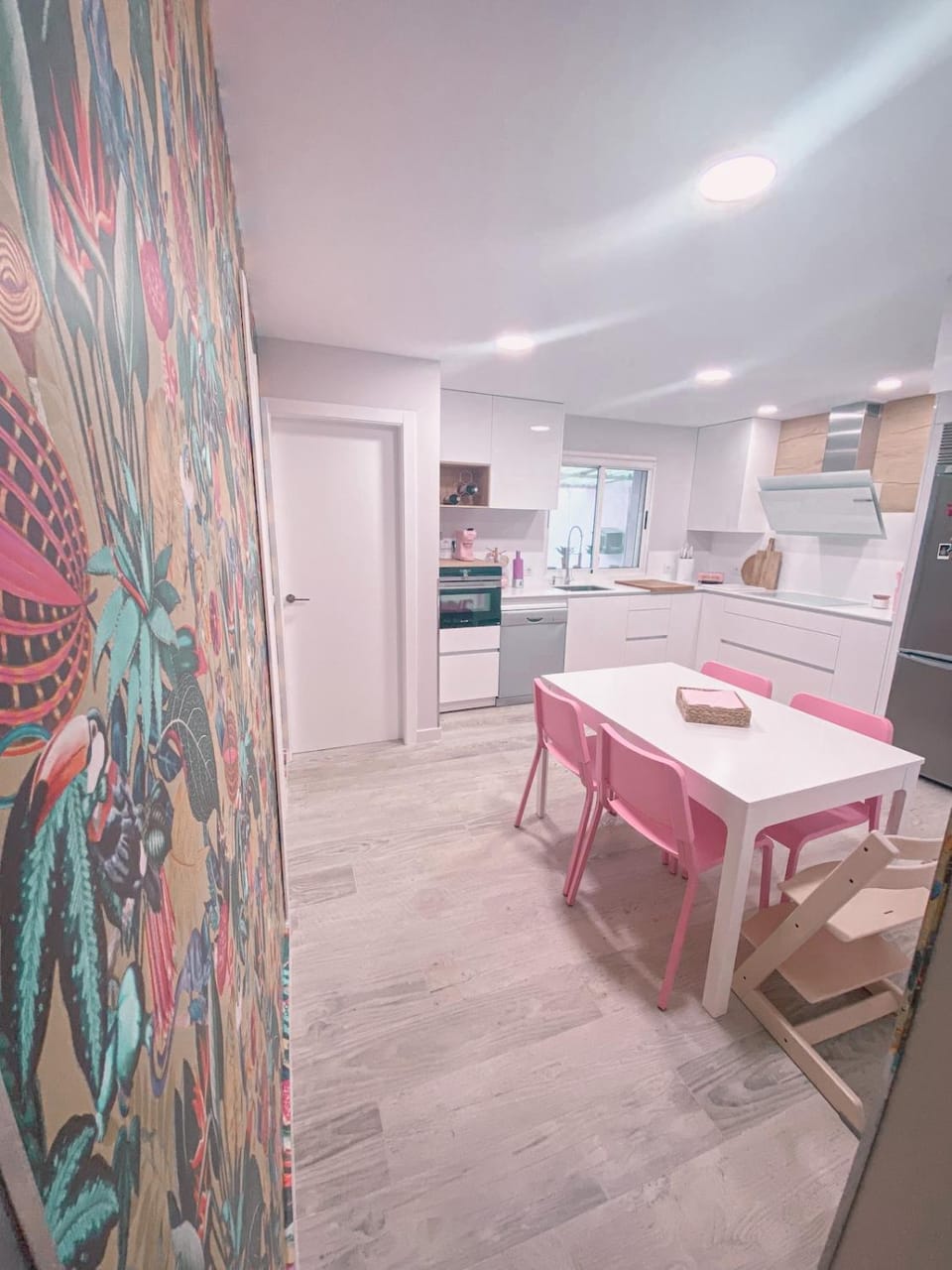 Kitchen or kitchenette, Dining area, oven, stove