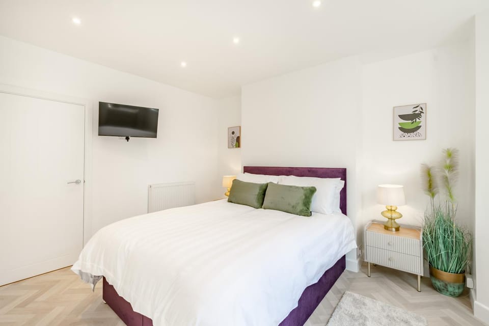 Photo of the whole room, Bedroom