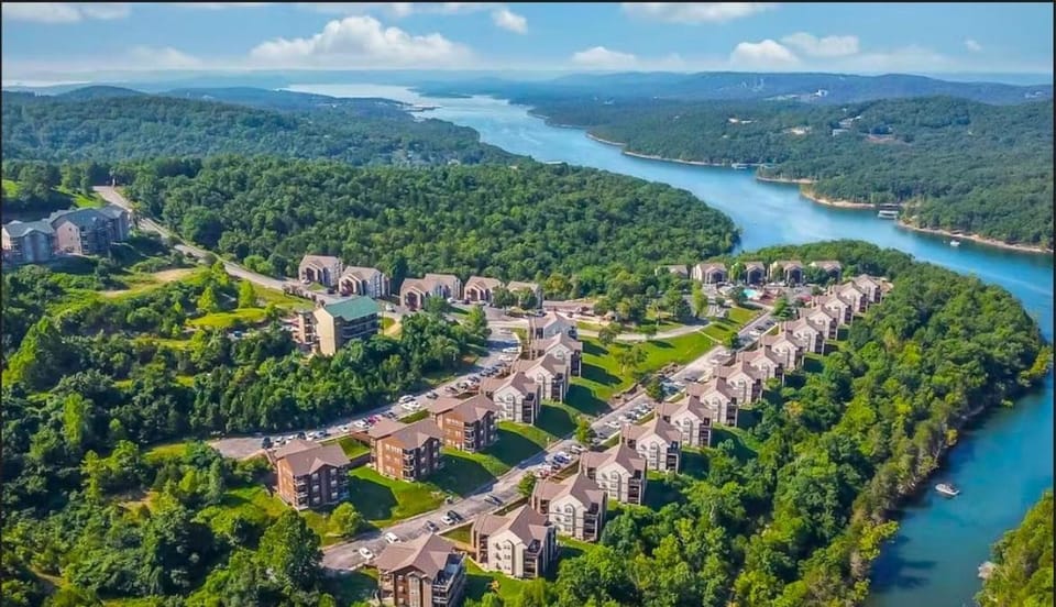 The Cove 19-1 By SDC, Big Deck, Pool, Hot Tub, On Lake Apartment in Indian Point