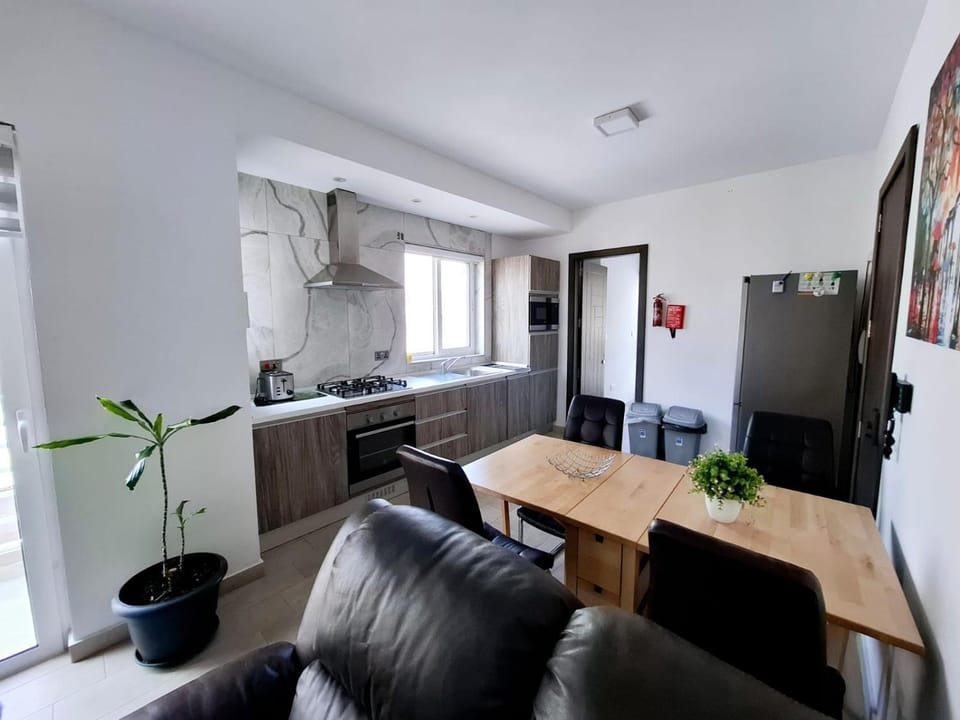 Kitchen or kitchenette, Dining area, stove