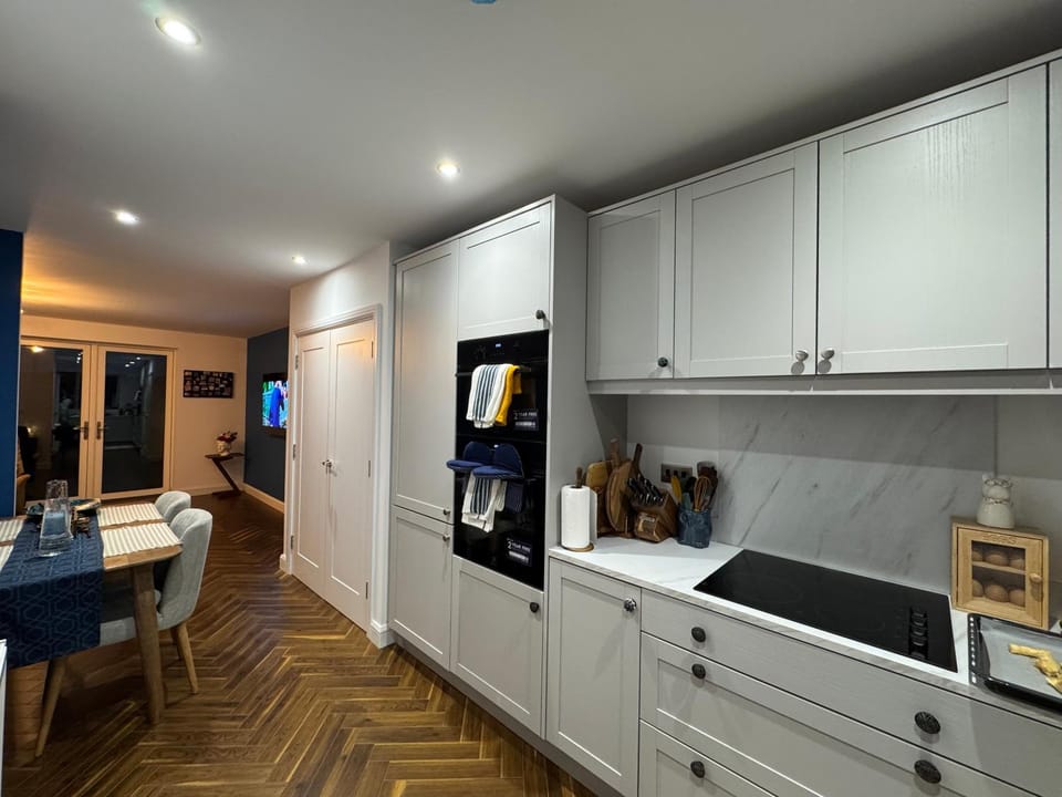 Kitchen or kitchenette, Dining area, oven, stove