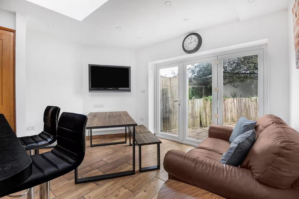 TV and multimedia, Living room, Seating area, Dining area