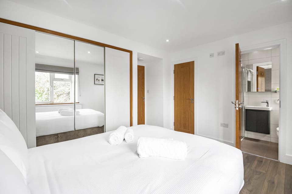 Communal lounge/ TV room, Bed, Kitchen or kitchenette, Photo of the whole room, Evening entertainment, Bedroom, towels, wardrobe