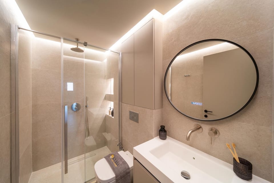 Shower, Toilet, Bathroom, towels