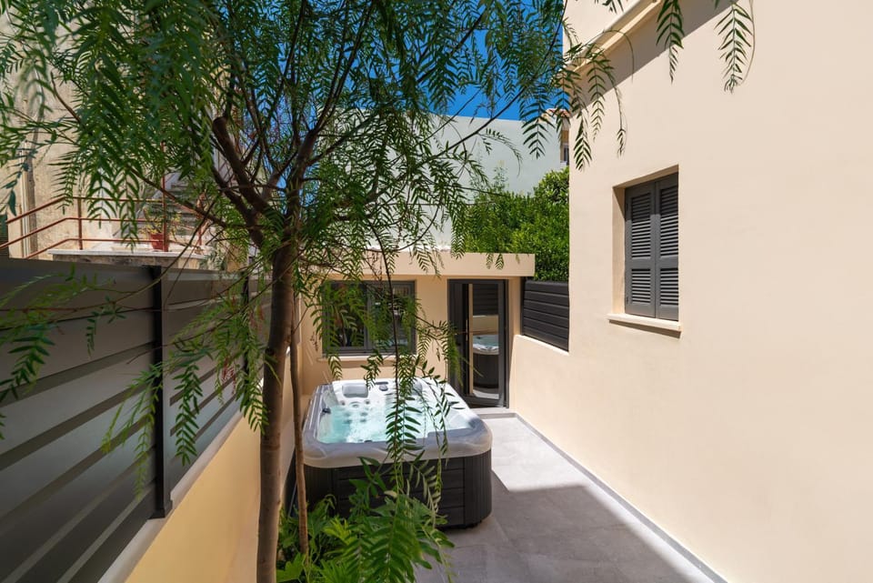 Property building, Patio, Balcony/Terrace