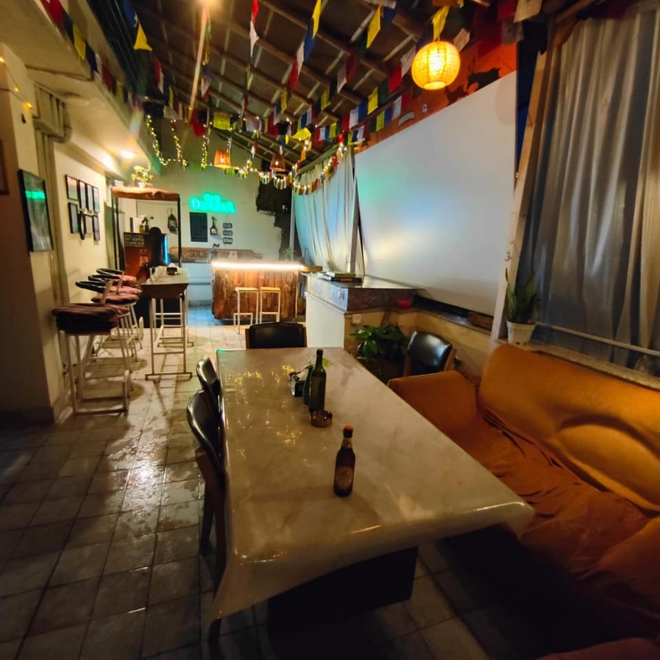 Restaurant/places to eat, Balcony/Terrace, Lounge or bar, Seating area