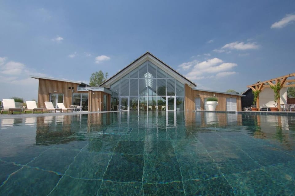 118 Lower Mill Estate - Sleeps 12 Villa with Lake Views Villa in Cotswold District