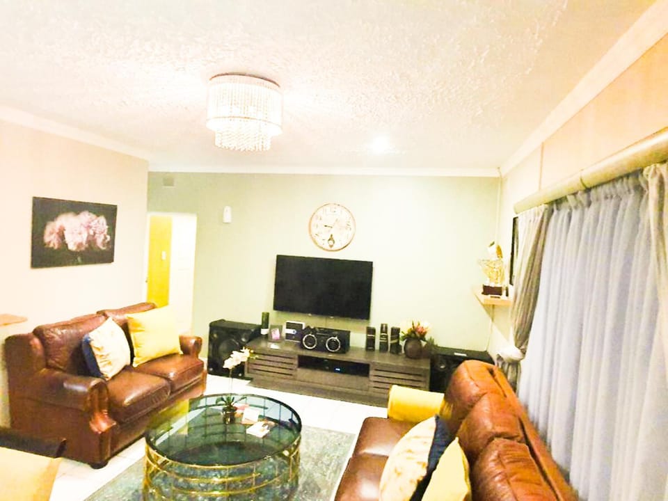 Communal lounge/ TV room, TV and multimedia, Living room, Seating area, Evening entertainment