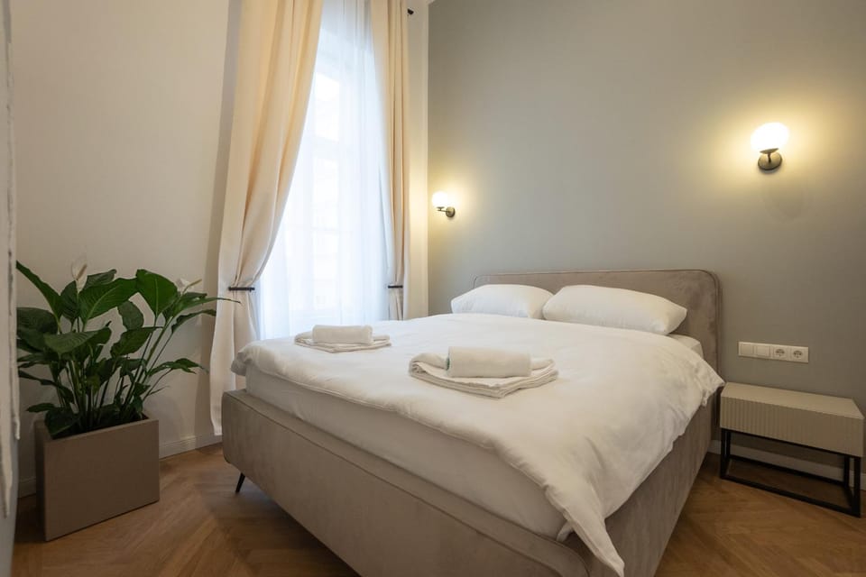 Bed, Bedroom, towels