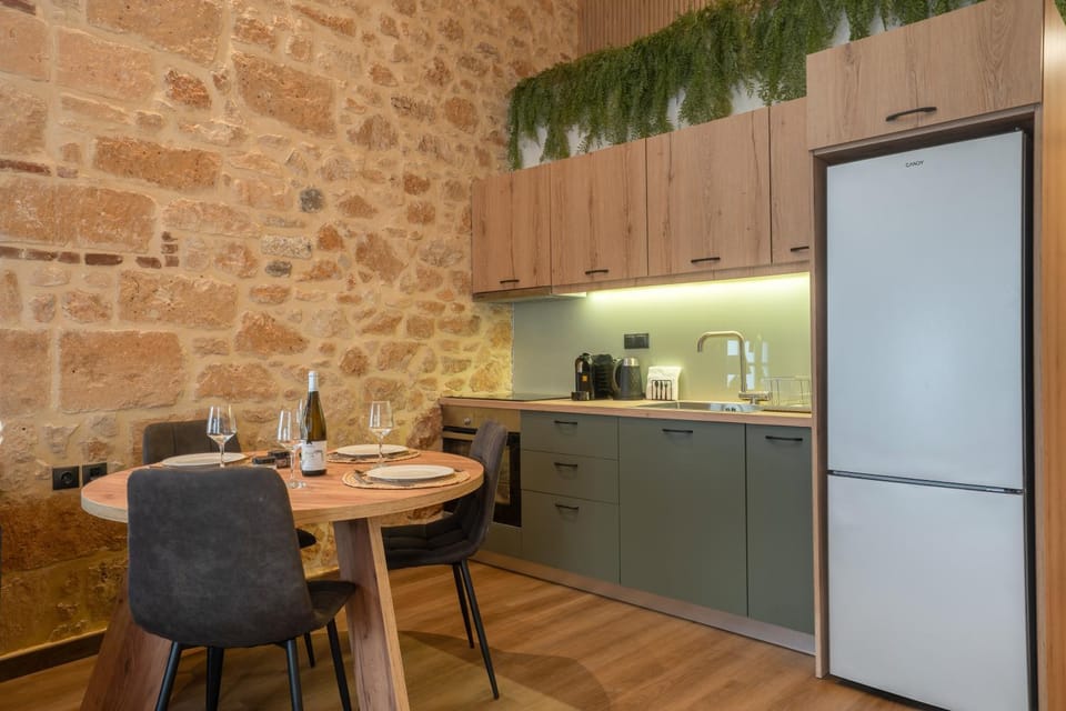 Coffee/tea facilities, Kitchen or kitchenette, Dining area, oven, stove