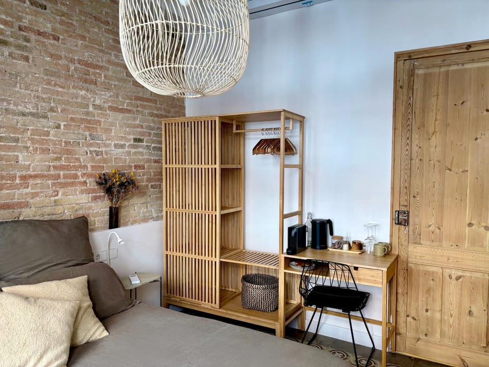 Coffee/tea facilities, Decorative detail, Seating area, Bedroom, Breakfast, wardrobe