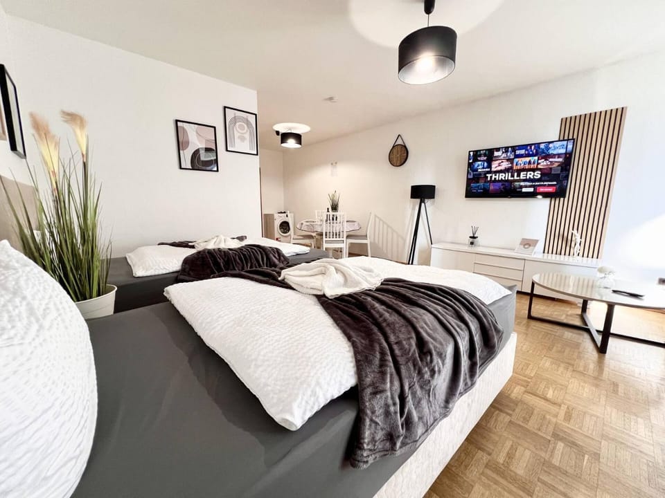 Bed, TV and multimedia, Living room, Photo of the whole room, Seating area, Bedroom, towels