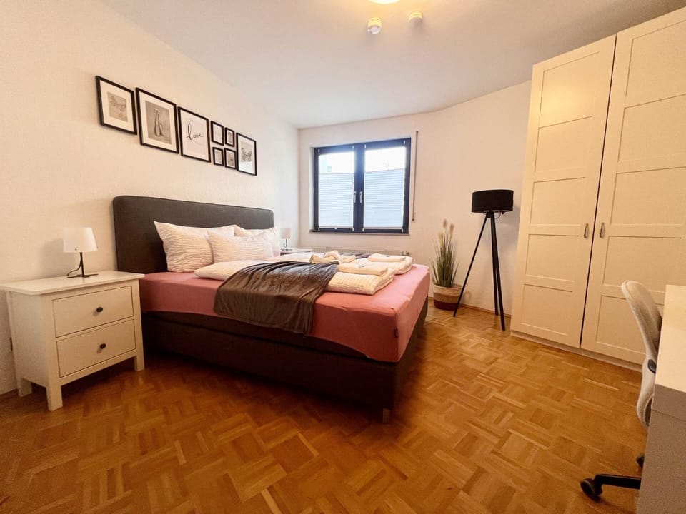Bed, TV and multimedia, Living room, Photo of the whole room, Seating area, Bedroom, wardrobe