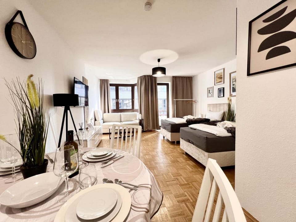 Bed, TV and multimedia, Living room, Photo of the whole room, Seating area, Dining area, Bedroom