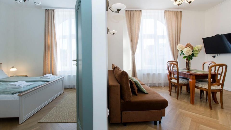 TV and multimedia, Living room, Seating area, Bedroom