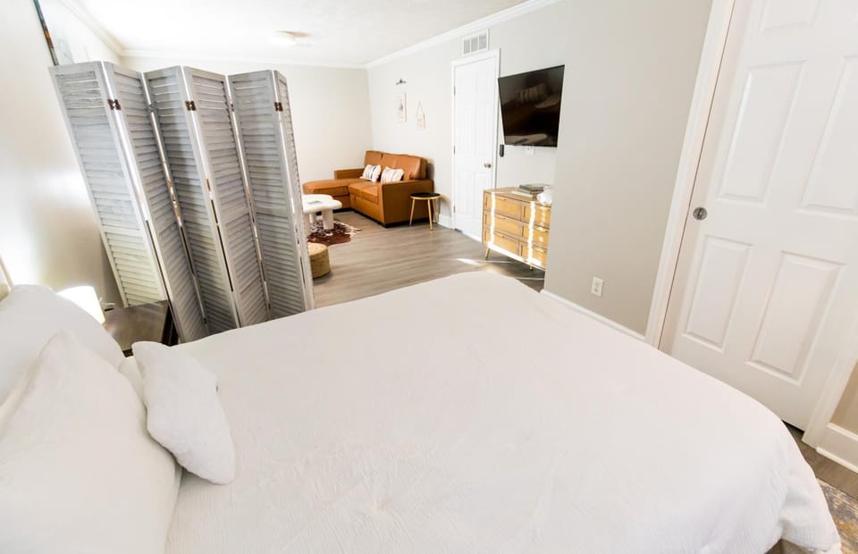 Bed, TV and multimedia, Bedroom