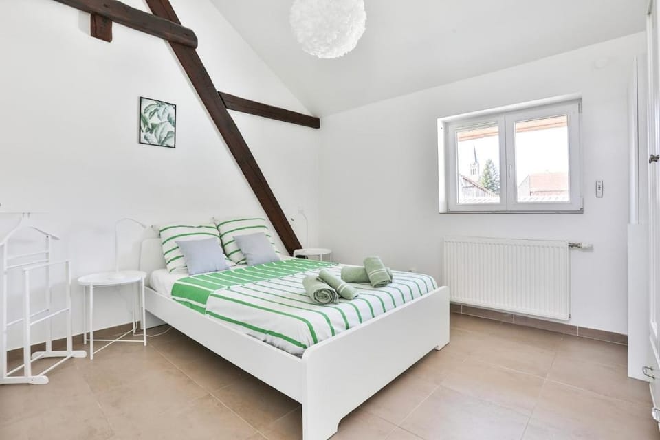 Bed, Photo of the whole room, Bedroom, towels