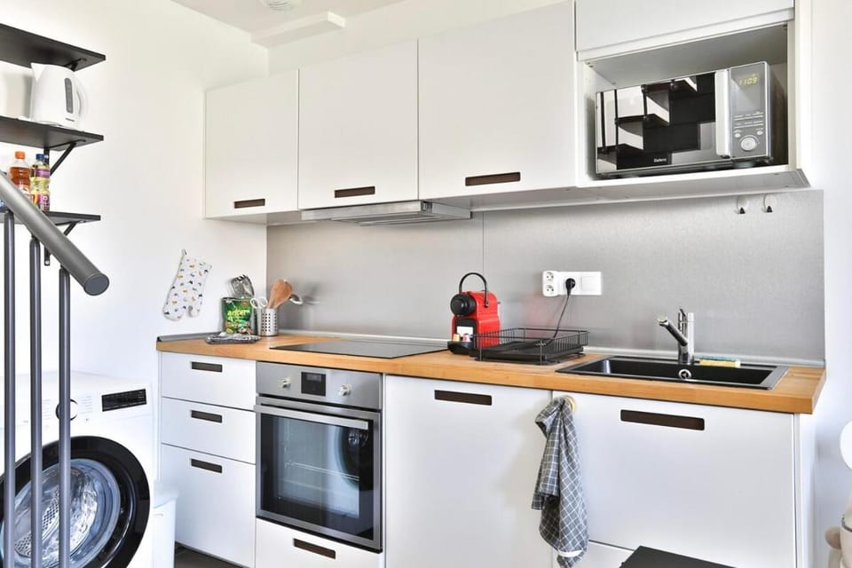Kitchen or kitchenette, oven, stove