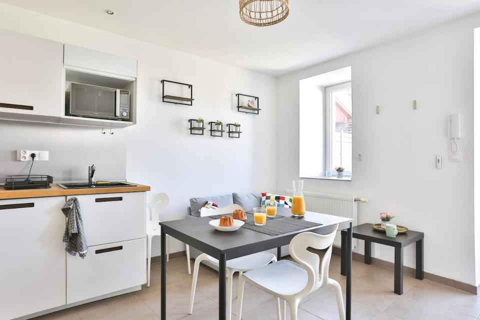 Coffee/tea facilities, Kitchen or kitchenette, oven, stove