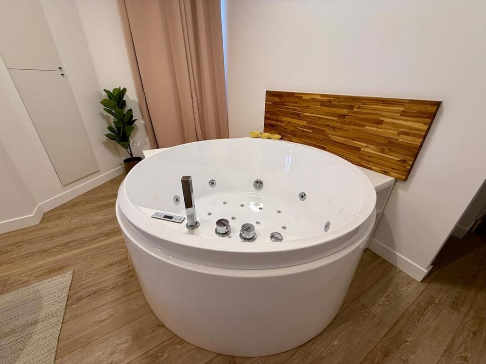 Nancy-Place, P20, clim jacuzzi proche centre gare Apartment in Nancy
