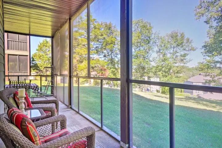 Stonebridge Townhouse near SDC w Free Tickets-Screened In Porch-OnSite Golf Course House in Table Rock Lake
