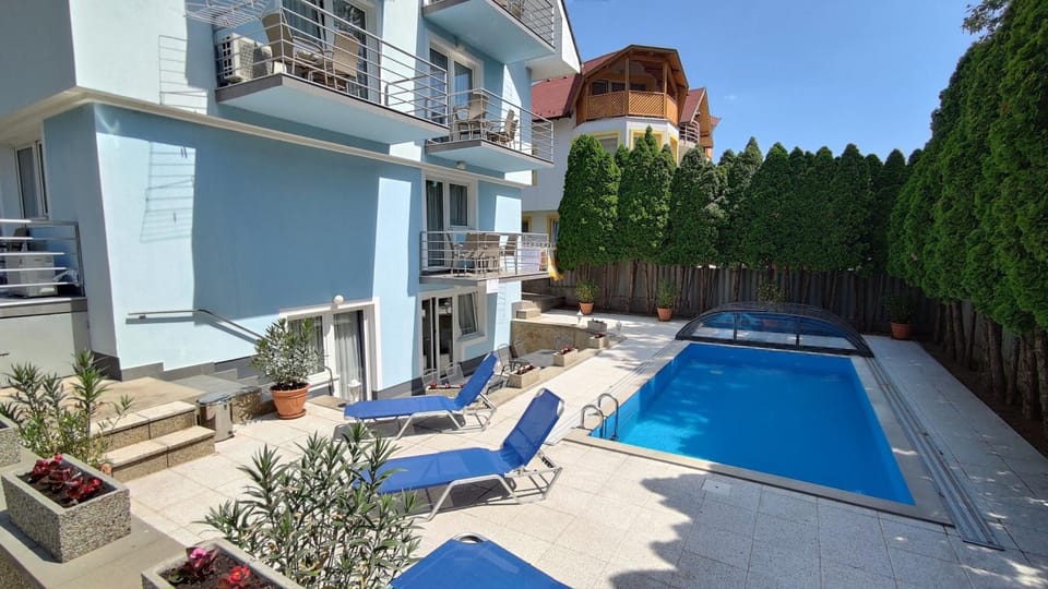 Balcony/Terrace, Pool view, Swimming pool, Swimming pool, sunbed