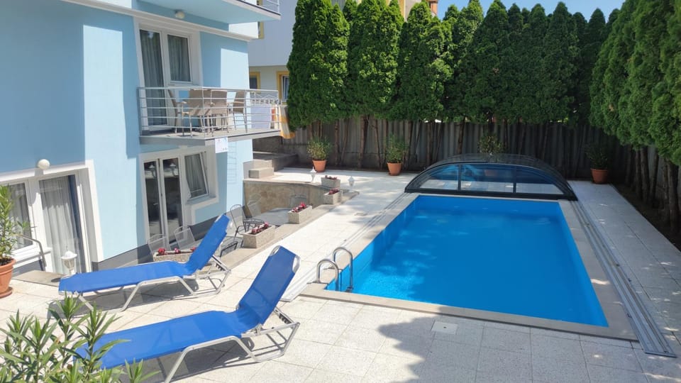 Property building, Balcony/Terrace, Pool view, Swimming pool, Swimming pool, sunbed