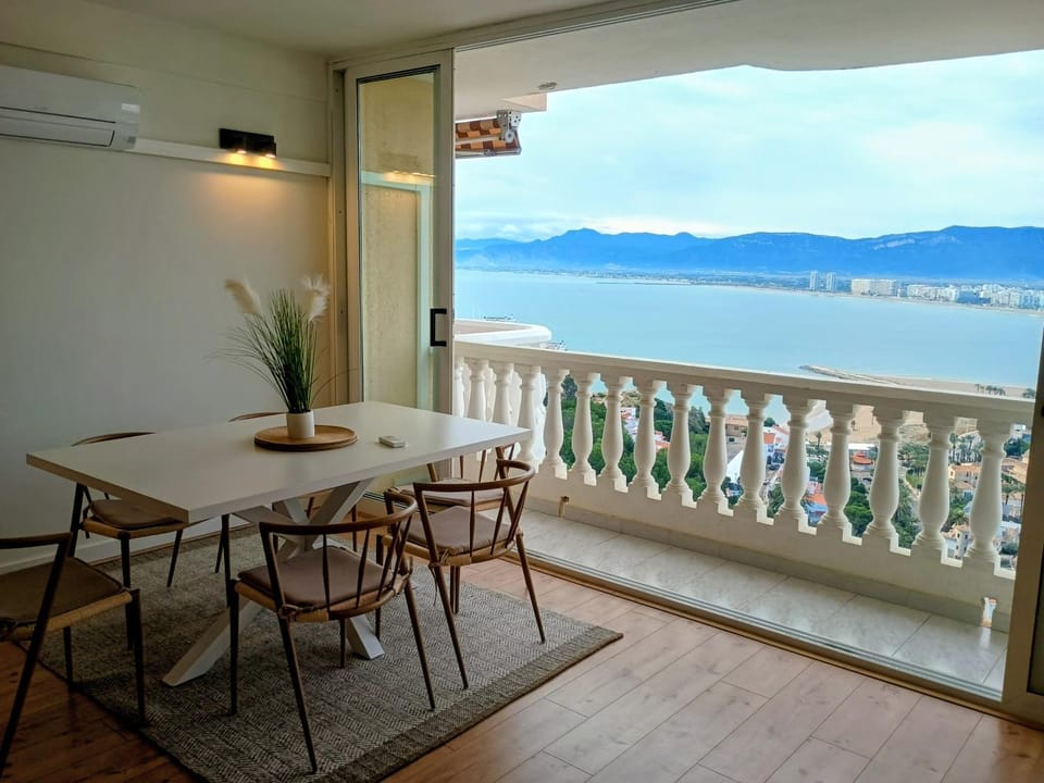 Natural landscape, View (from property/room), Balcony/Terrace, Seating area, Dining area, Mountain view, Sea view, air conditioner