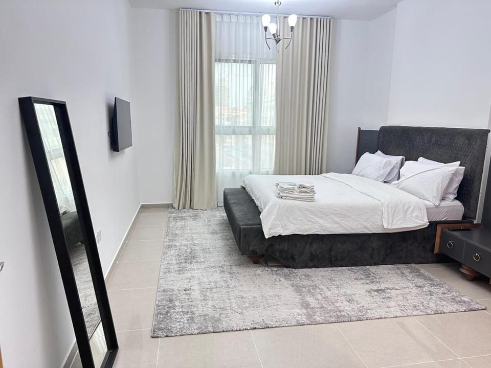Bed, TV and multimedia, Bedroom