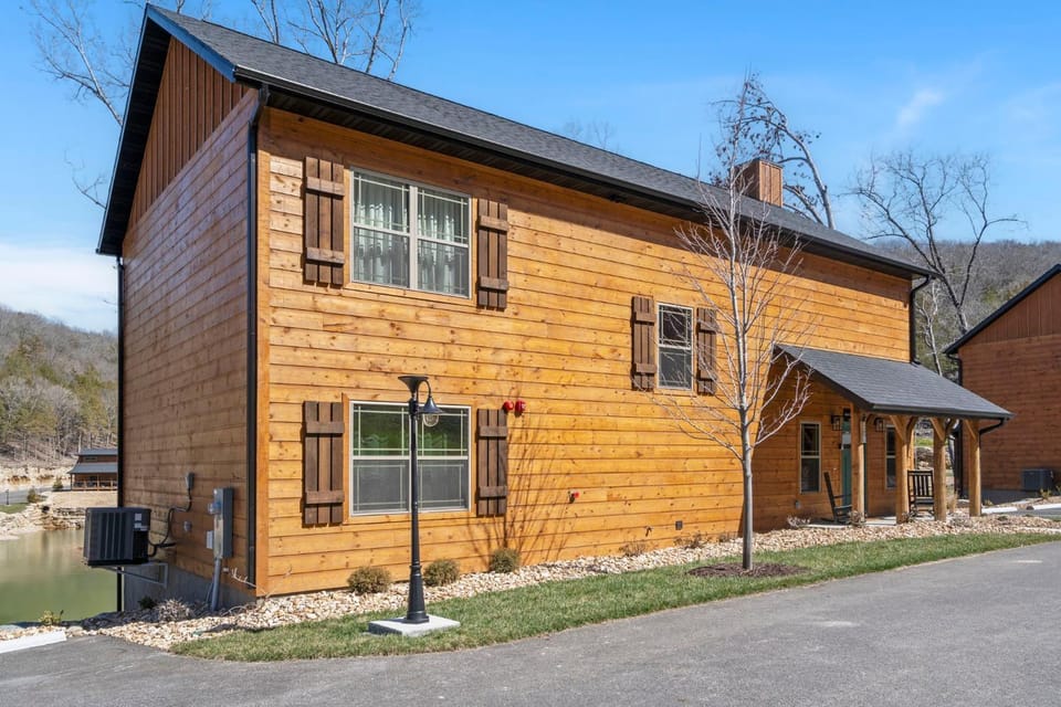 Cloverleaf Cottage House in Ridgedale