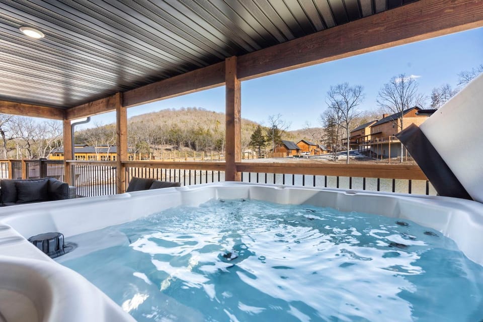 Expansive Deck w Pvt Hot Tub & Water View-Free Attraction Tickets-Cmty Indoor Pool House in Hollister