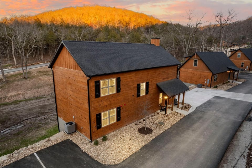 Private HotTub-Minutes to Table Rock & Thunder Ridge-Free Attraction Tickets House in Ridgedale