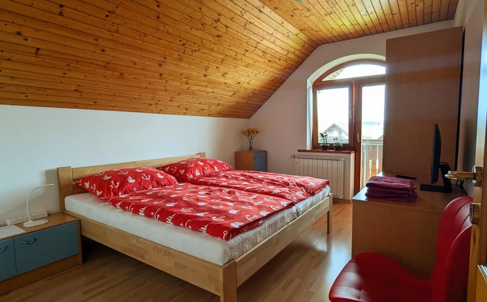 Photo of the whole room, Bedroom