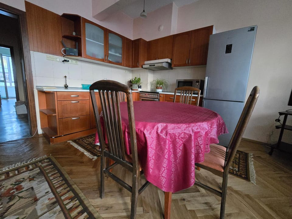 Kitchen or kitchenette, Dining area, oven, stove