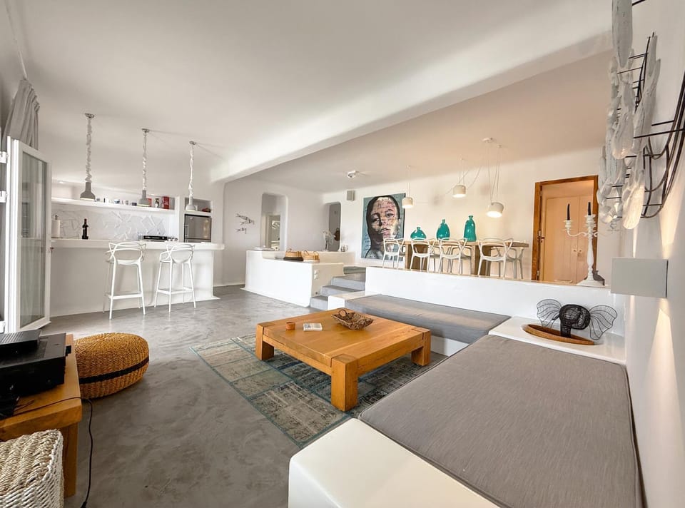 TV and multimedia, Kitchen or kitchenette, Living room, Photo of the whole room, Seating area, Dining area