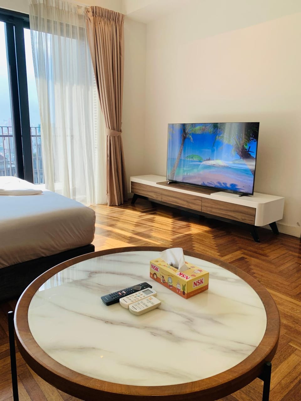 Communal lounge/ TV room, Bed, TV and multimedia, Living room, Seating area, Evening entertainment