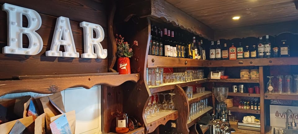 Lounge or bar, Food and drinks, Drinks