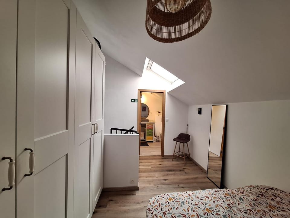 Photo of the whole room, Bedroom