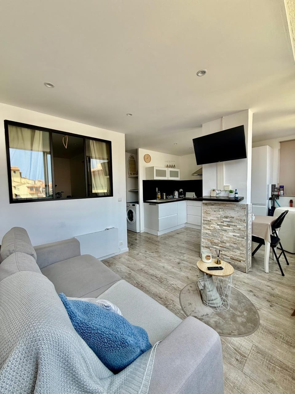 TV and multimedia, Kitchen or kitchenette, Living room, Seating area