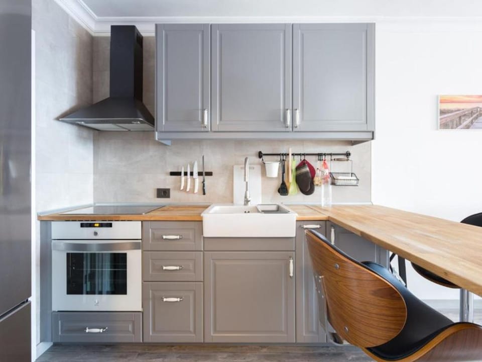Kitchen or kitchenette, Dining area, oven