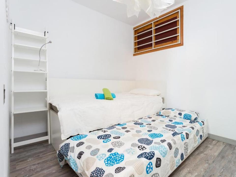 Bed, Bedroom, bunk bed, towels