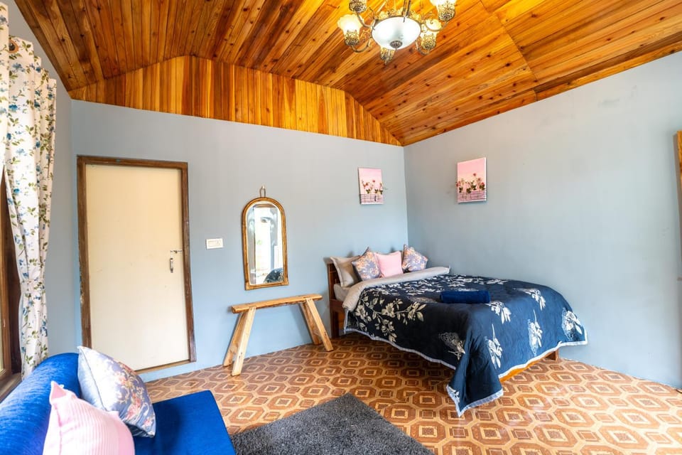 Photo of the whole room, Bedroom