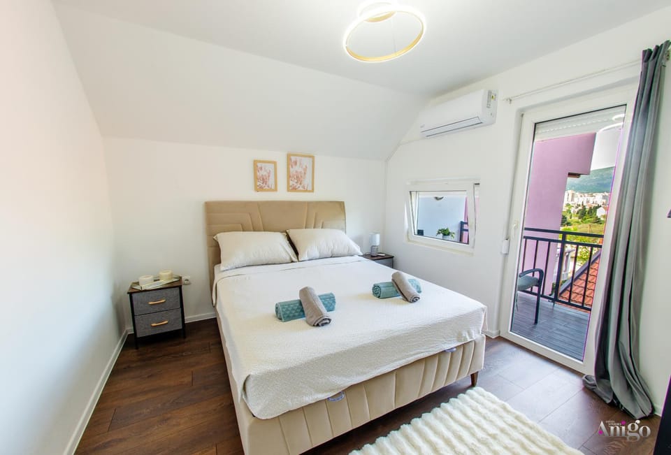 Bed, Balcony/Terrace, Bedroom, towels, air conditioner