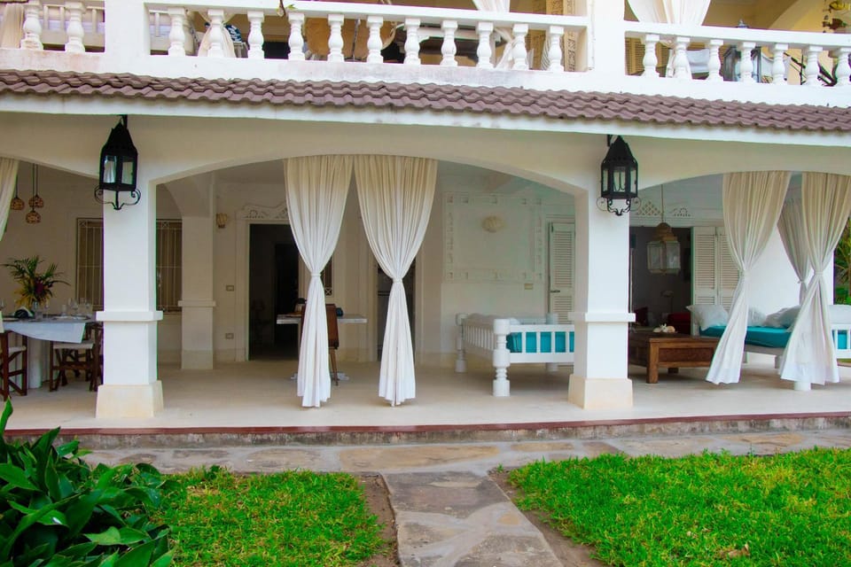 Property building, View (from property/room), Balcony/Terrace, Seating area, Garden view