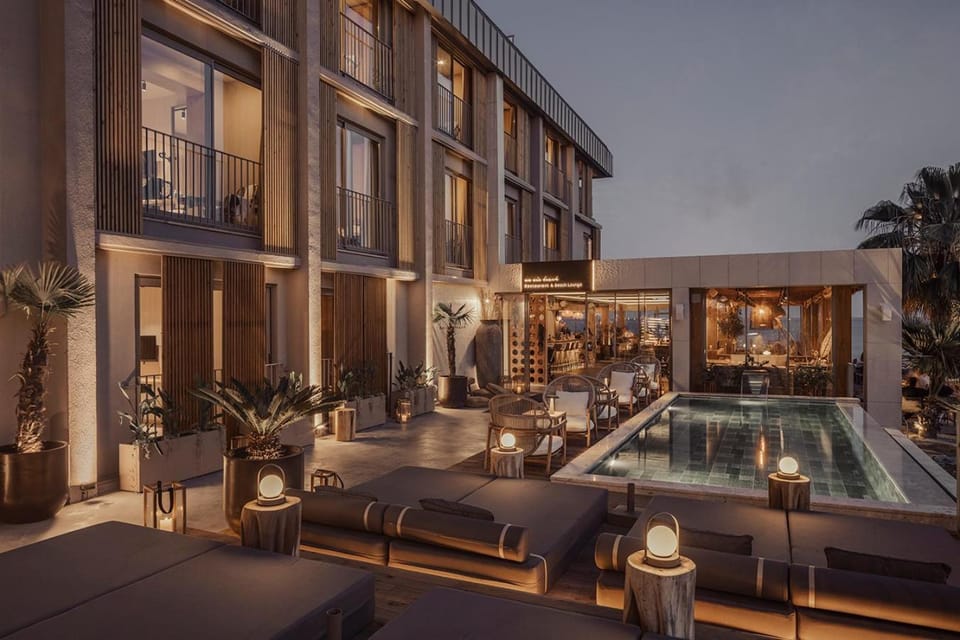 Restaurant/places to eat, Facade/entrance, Night, On site, Pool view, Swimming pool, Swimming pool