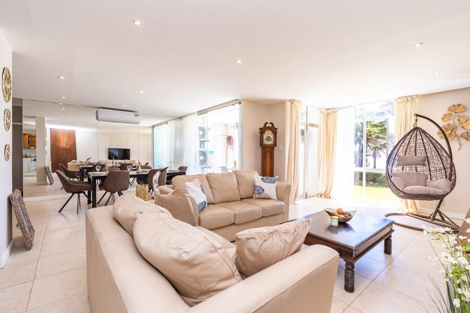 Camps bay beach apartment with Jaccozi Apartment in Camps Bay