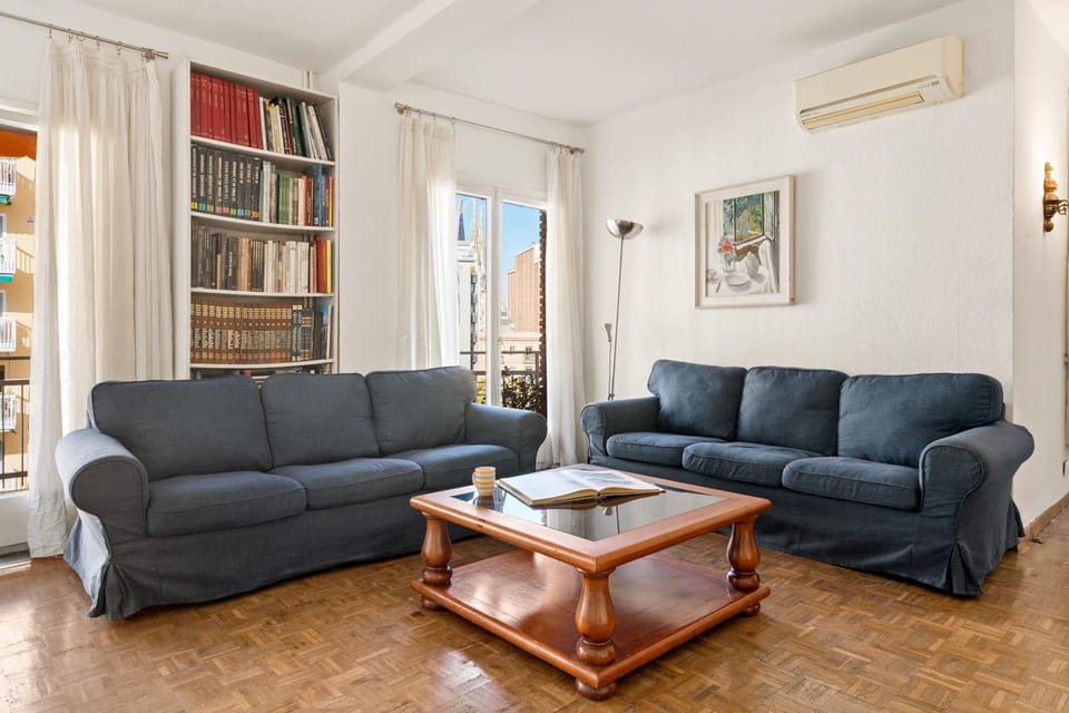 180m² 5BR Home Lift Terrace 32 Nights Apartment in Barcelona
