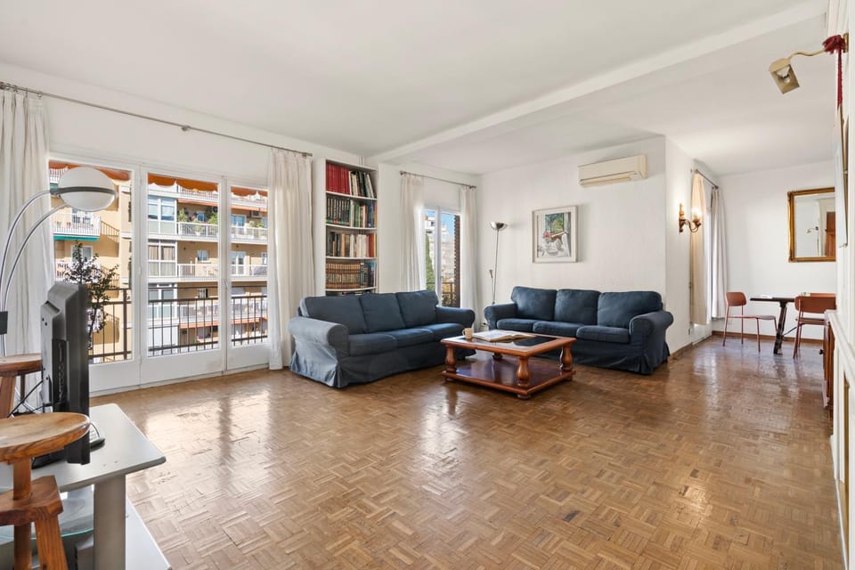 180m² 5BR Home Lift Terrace 32 Nights Apartment in Barcelona