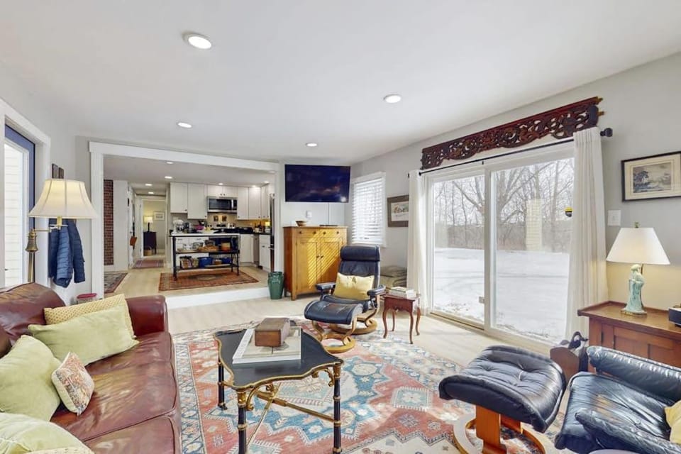 TV and multimedia, Kitchen or kitchenette, Living room, Seating area