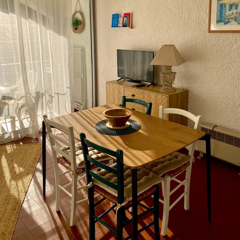 TV and multimedia, Living room, Seating area, Dining area, Garden view, Pool view